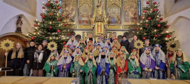 Die Pleysteiner Sternsinger, zusammen mit Pater Thomas Mühlberger und Erstem Bürgermeister Rainer Rewitzer (hintere Reihe, von links). (Bild: Birgit Müllner)