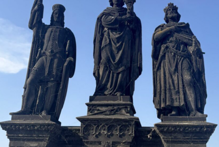 Skulpturen der Heiligen Wenzeslaus, Veit und Sigismund auf der Karlsbrücke. Foto: Steven Wucherpfennig